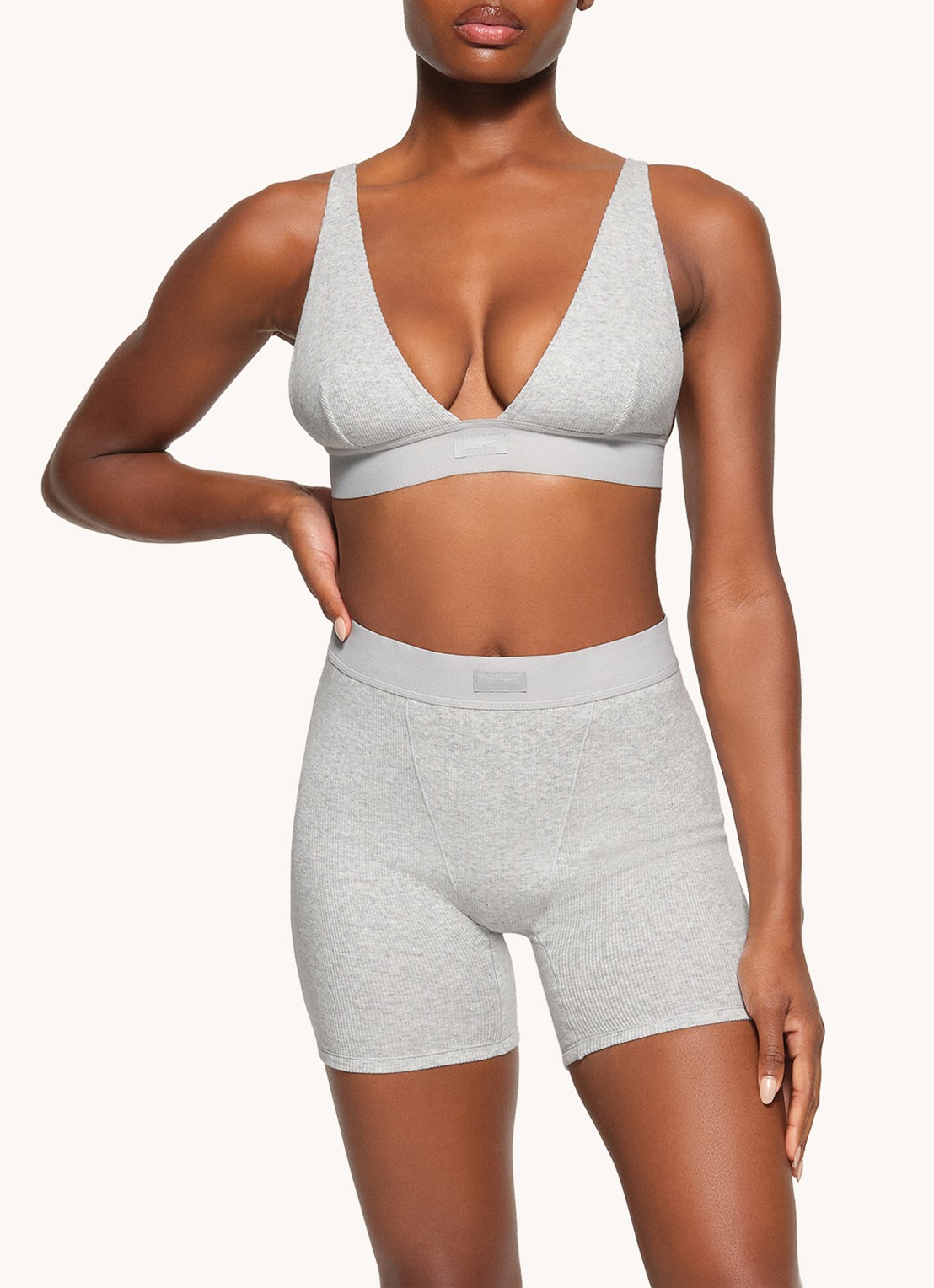 SKIMS Cotton Rib high waist korte loungebroek met ribstructuur - detail 3 grijsmele