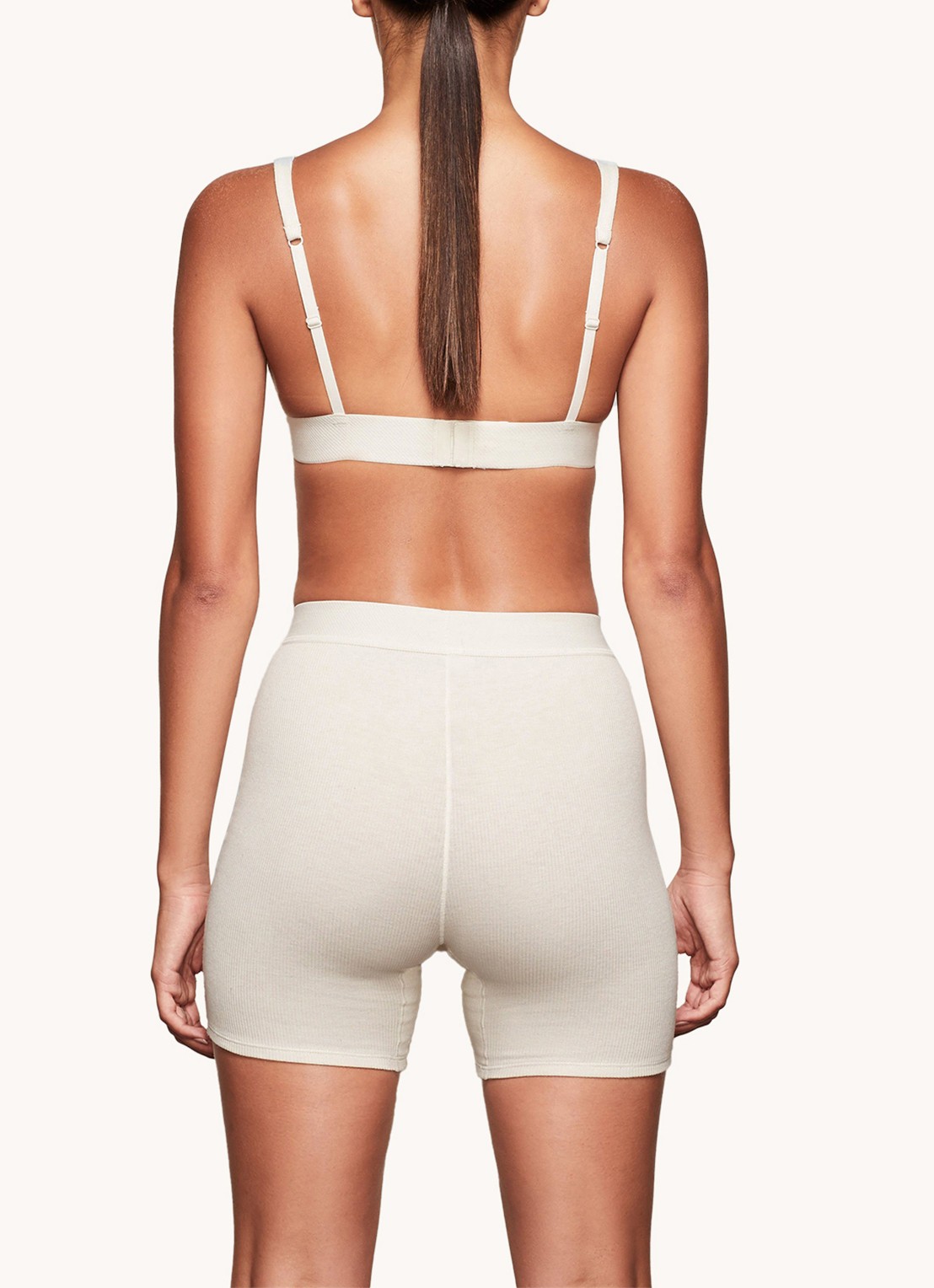 SKIMS Cotton Rib high waist korte loungebroek met ribstructuur - achterkant gebroken wit