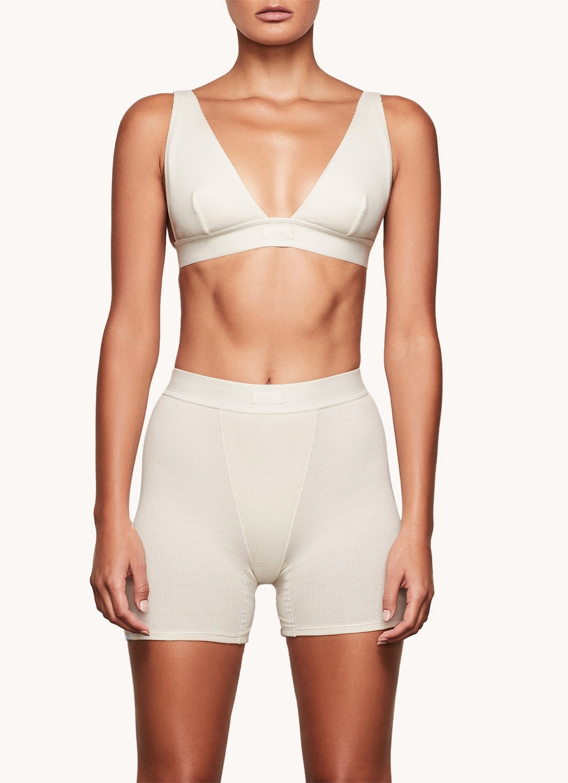 SKIMS Cotton Rib high waist korte loungebroek met ribstructuur - detail 3 gebroken wit