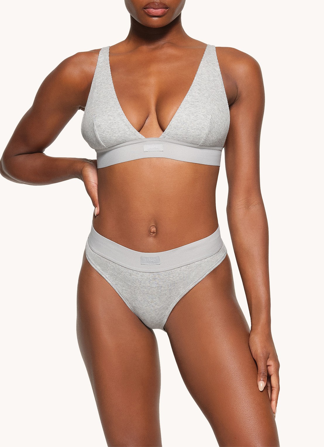 SKIMS Cotton Rib plunge bralette met ribstructuur - detail 2 grijsmele