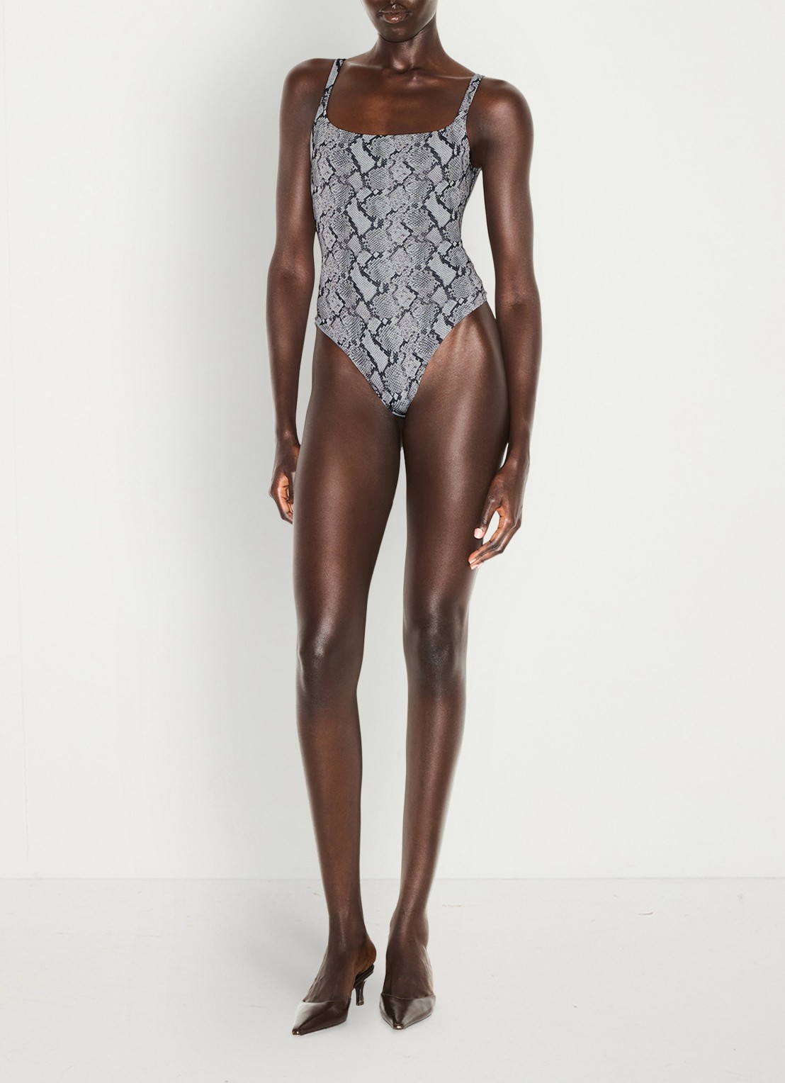 SKIMS Fits Everybody body met rechthoekige hals - voorkant 2 shadow snake print