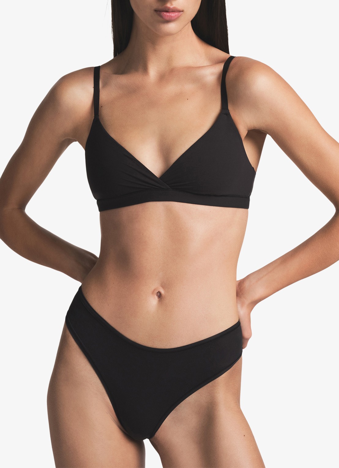 SKIMS Fits Everybody Crossover bralette zonder vulling - detail zwart