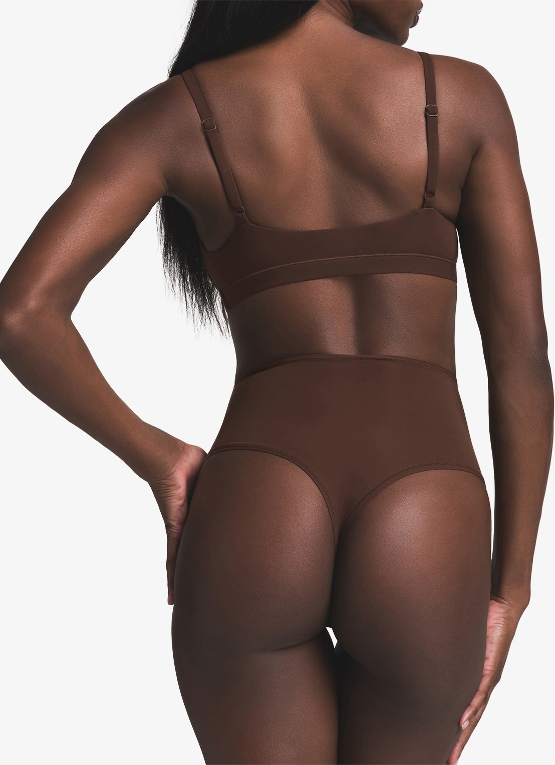 SKIMS Fits Everybody high waist string  - achterkant chocoladebruin