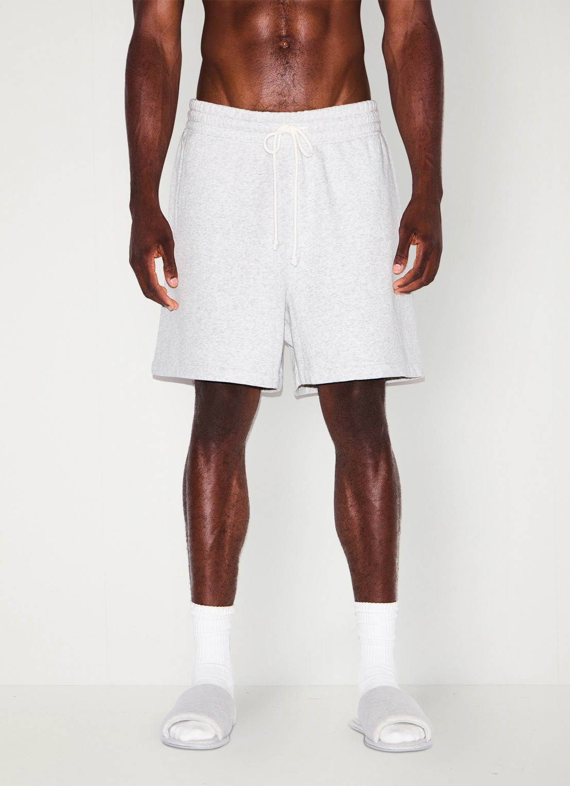 SKIMS Fleece Lounge straight fit korte loungebroek  - detail 2 lichtgrijs