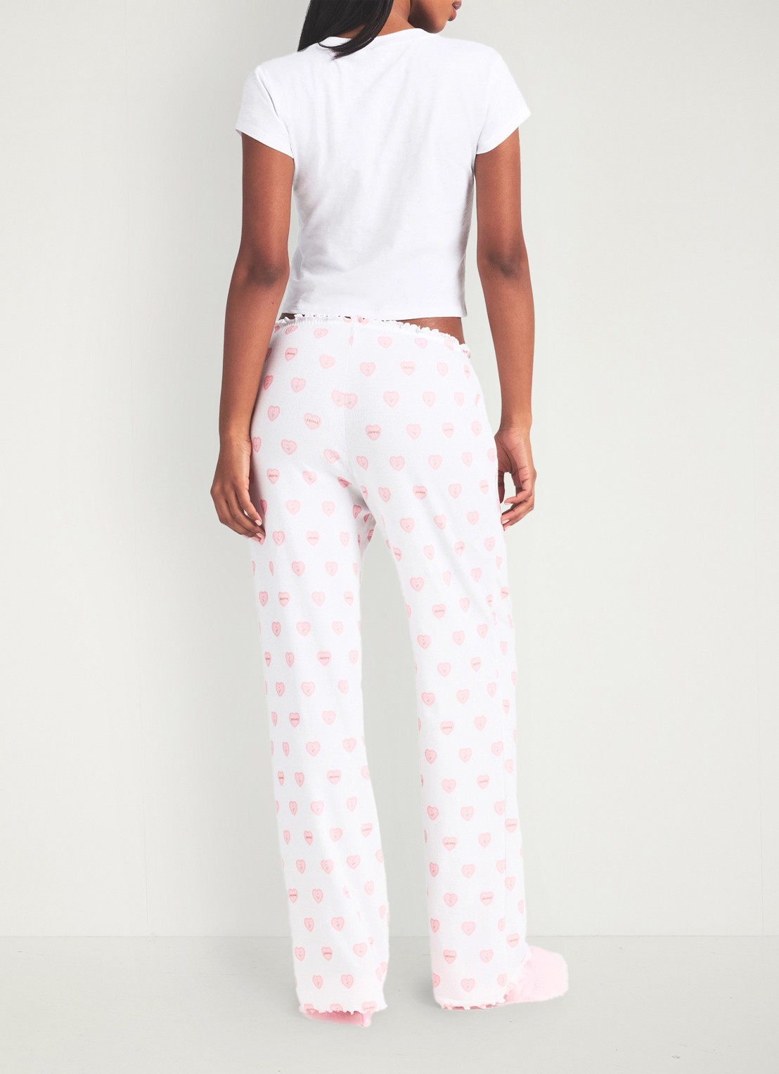 SKIMS Pointelle straight fit pyjamabroek met print - achterkant snow lace hearts