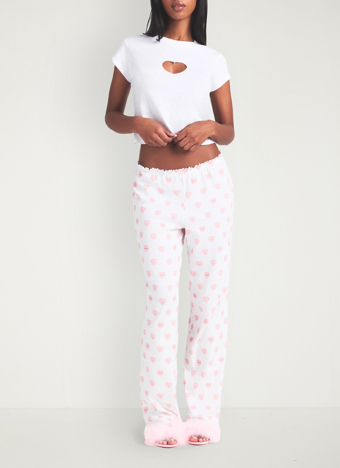 SKIMS Pointelle straight fit pyjamabroek met print - voorkant 3 snow lace hearts