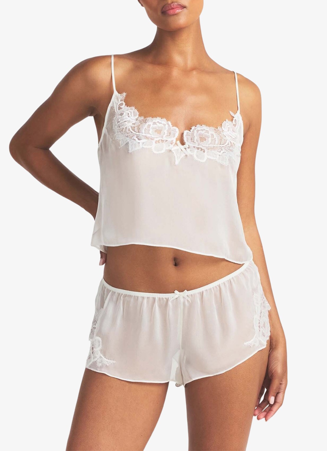 SKIMS Romance pyjamaset van zijde met details van kant - detail ivoor