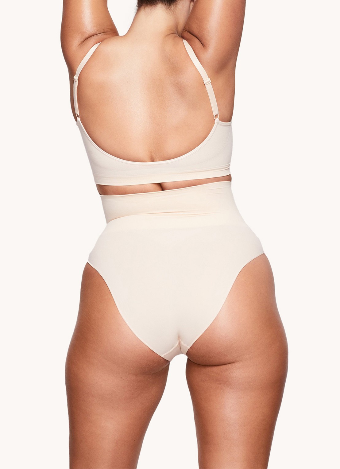 SKIMS Seamless Sculpt bralette met plooidetail - achterkant 2 zand