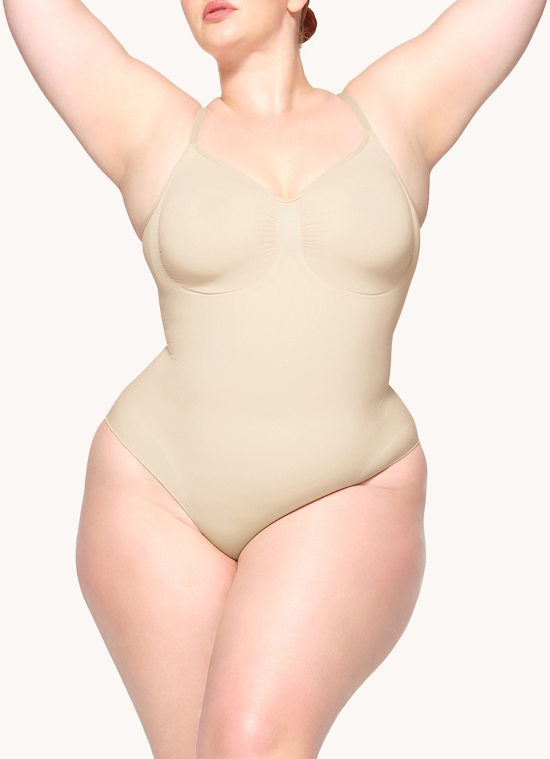 SKIMS Seamless Sculpt corrigerende body met plooidetail - detail 2 zand