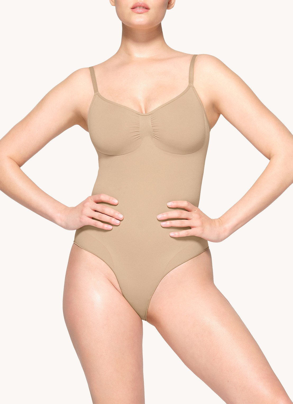 SKIMS Seamless Sculpt corrigerende body met plooidetail - detail beige