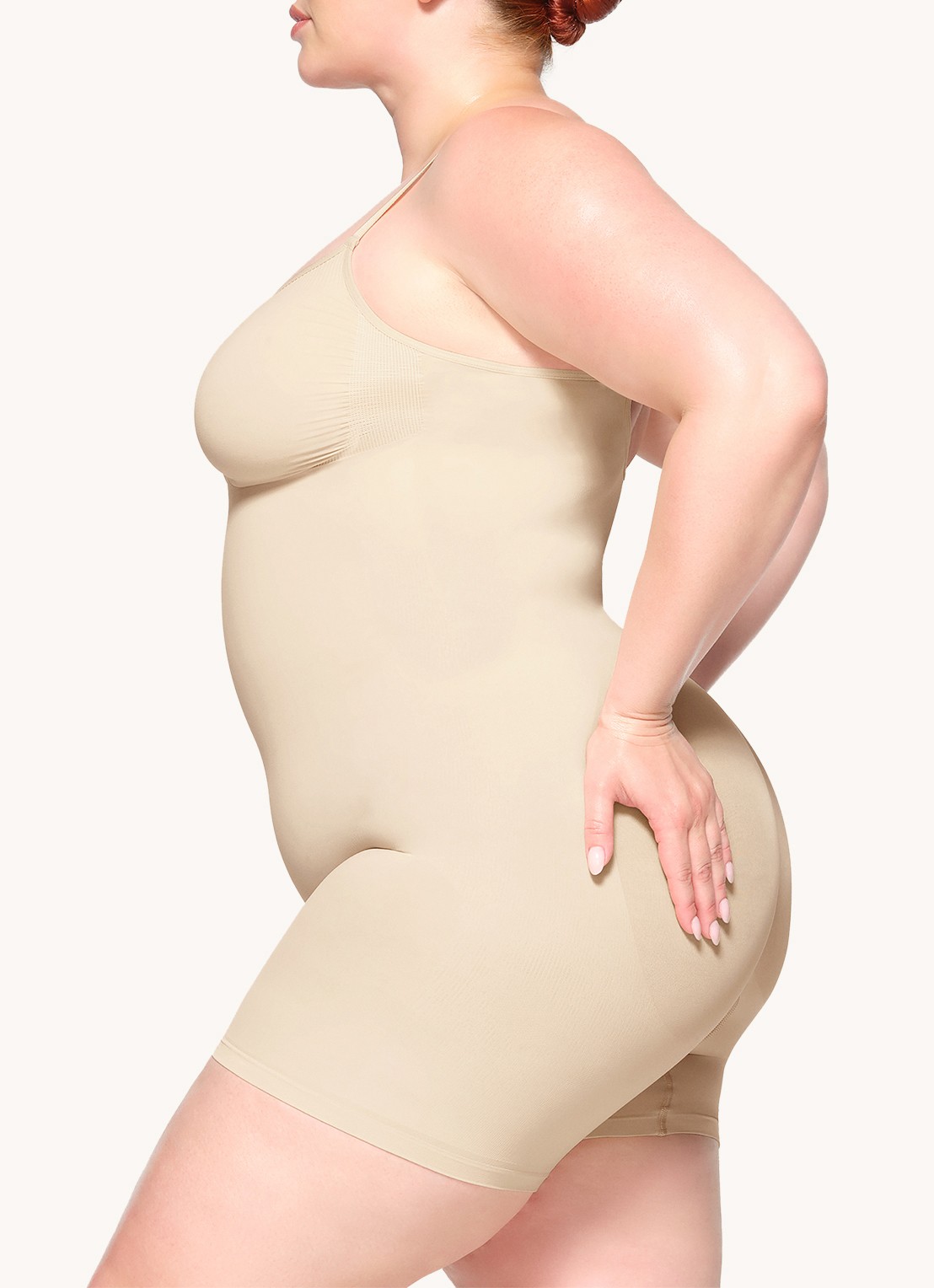 SKIMS Seamless Sculpt corrigerende body met plooidetail - detail 2 zand