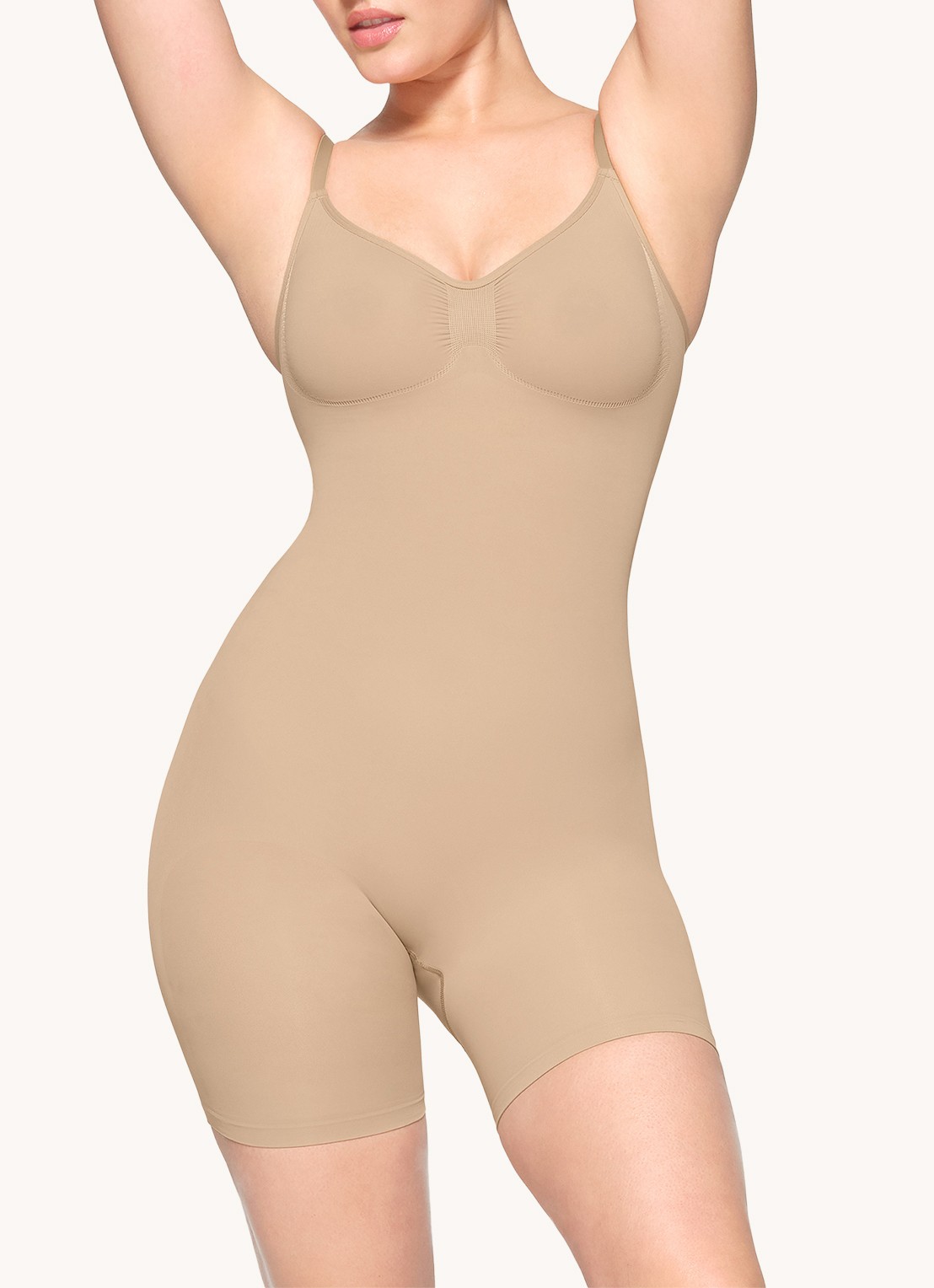 SKIMS Seamless Sculpt corrigerende body met plooidetail - detail beige