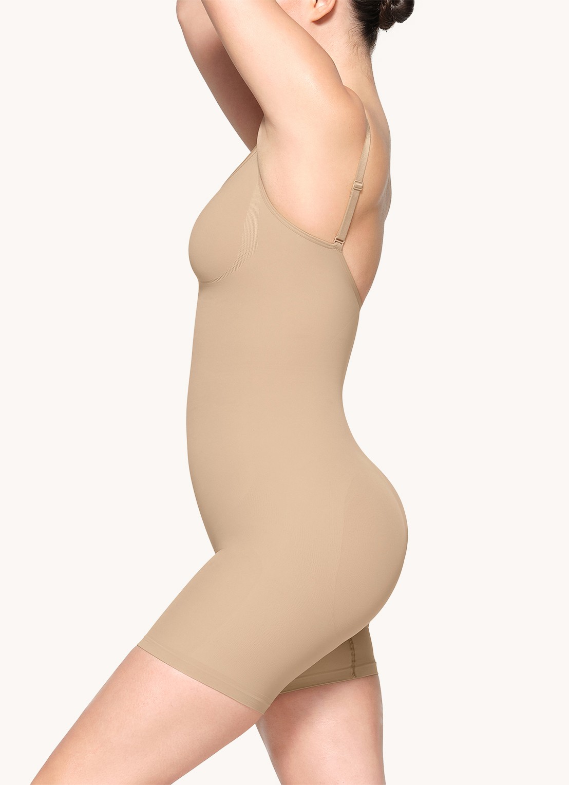SKIMS Seamless Sculpt corrigerende body met plooidetail - detail 2 beige