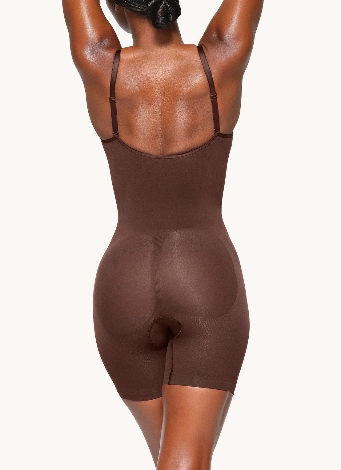 SKIMS Seamless Sculpt corrigerende body met plooidetail - achterkant donkerbruin