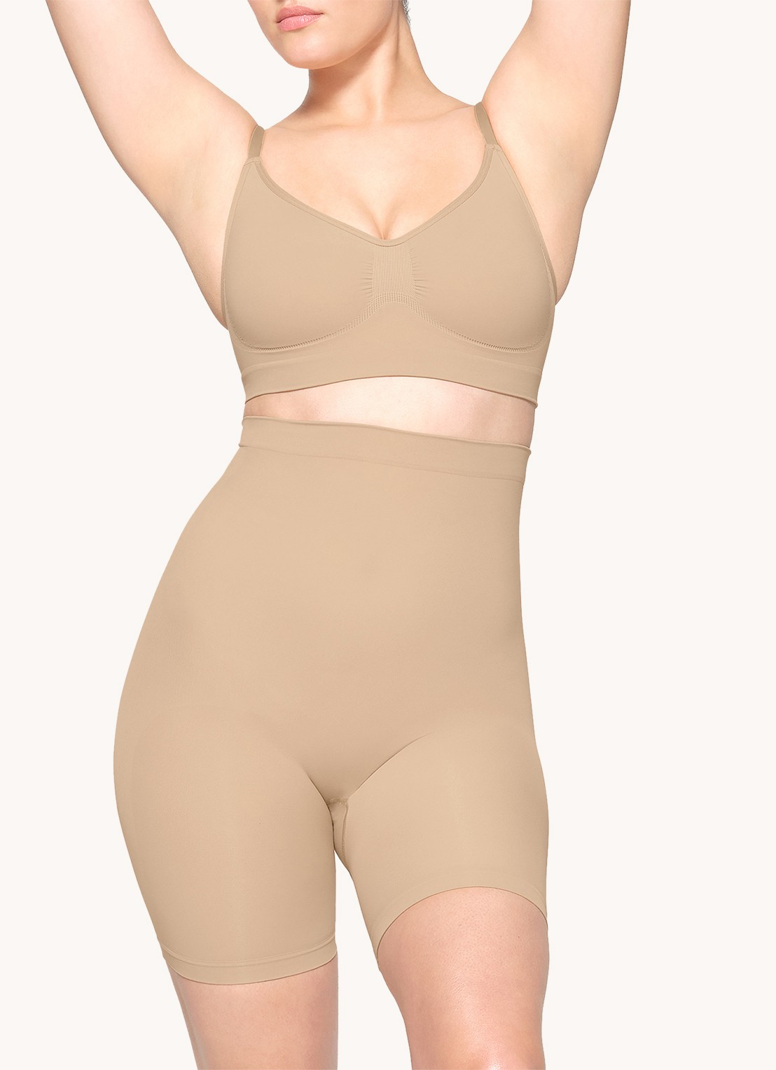 SKIMS Seamless Sculpt high waisted corrigerende short - detail 3 beige