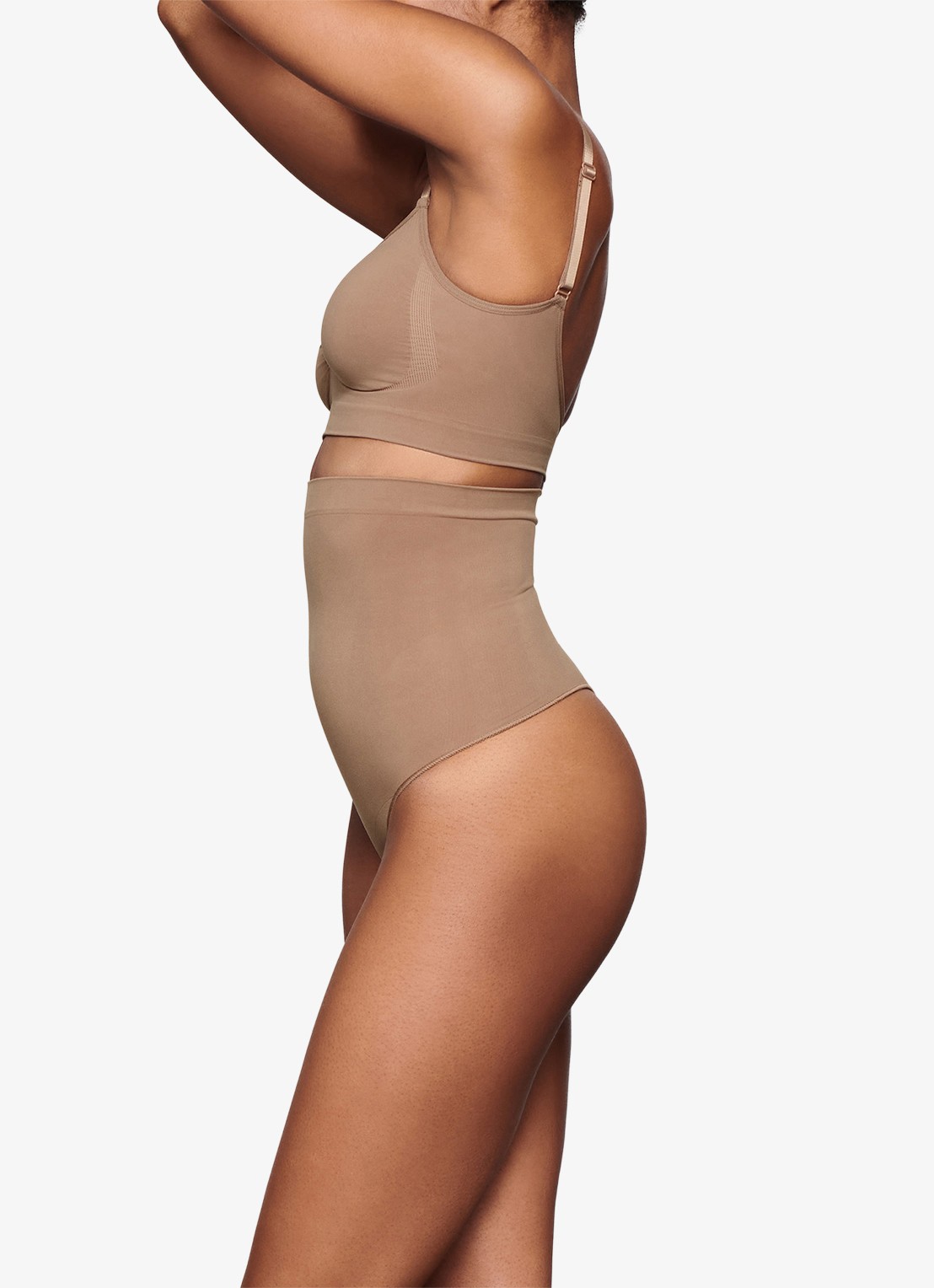 SKIMS Seamless Sculpt high waisted corrigerende string - detail 3 lichtbruin