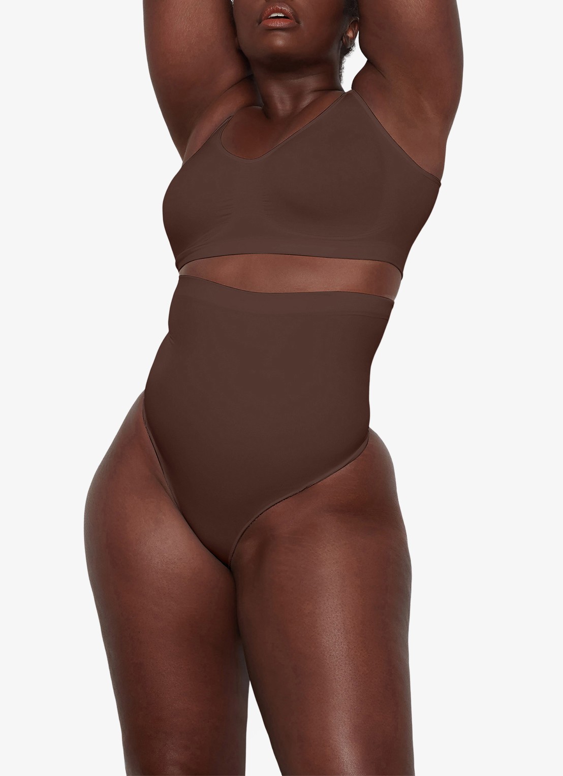 SKIMS Seamless Sculpt high waisted corrigerende string - detail donkerbruin