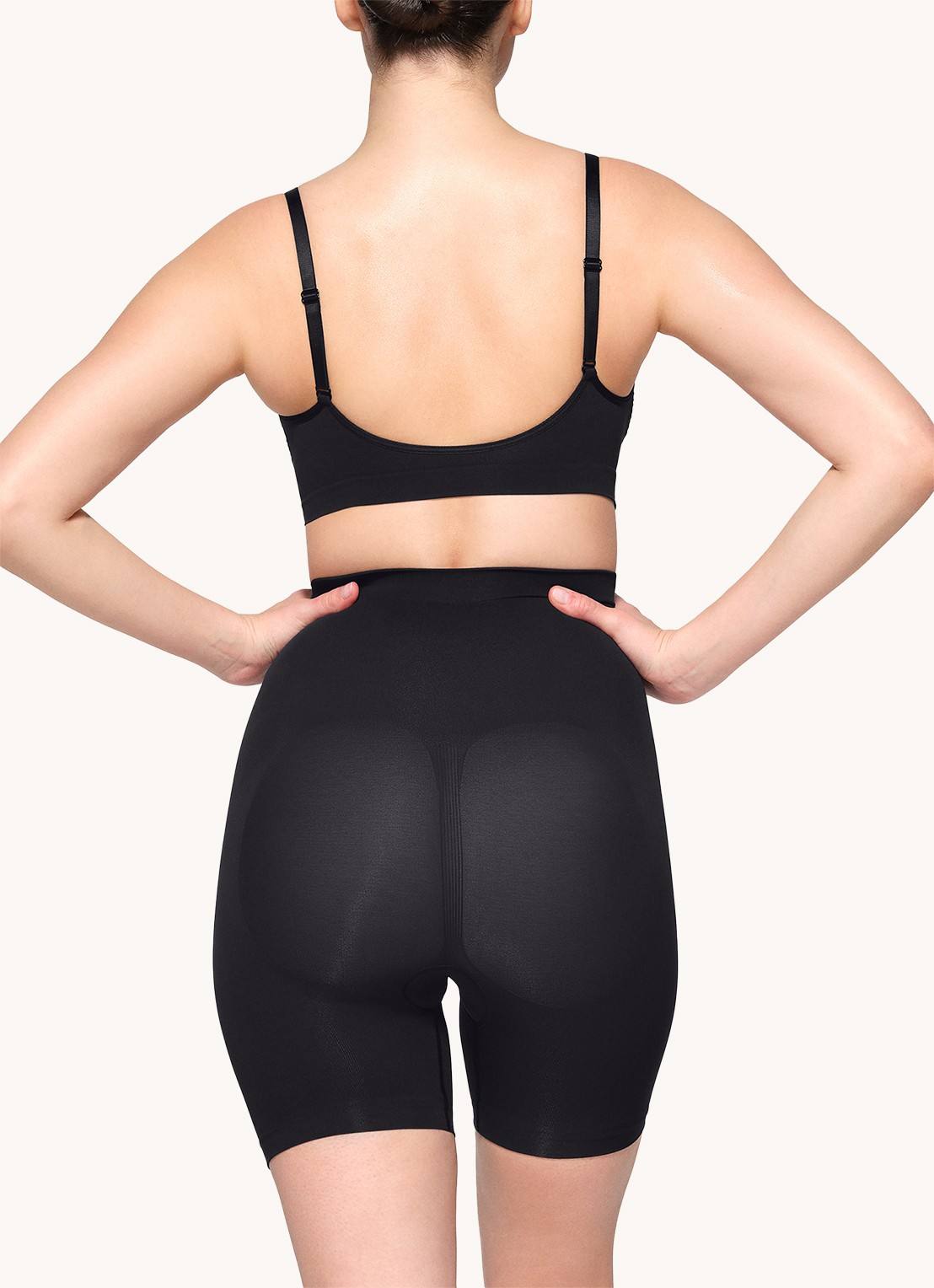 SKIMS Seamless Sculpt mid waisted corrigerende short - achterkant zwart