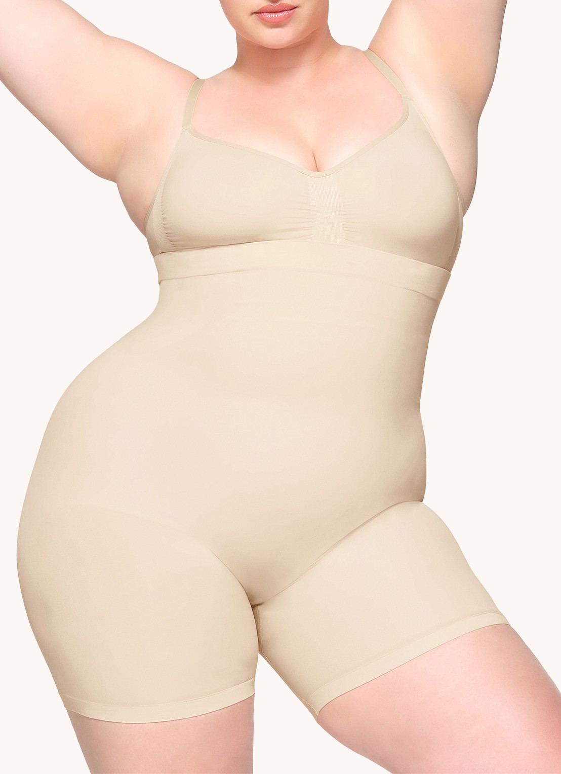 SKIMS Seamless Sculpt mid waisted corrigerende short - detail zand