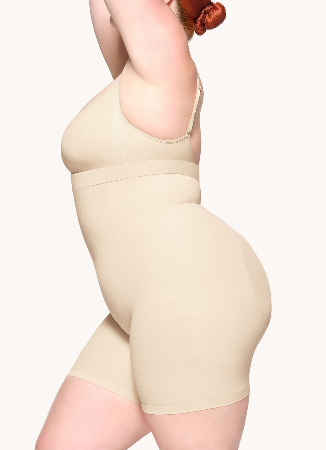 SKIMS Seamless Sculpt mid waisted corrigerende short - detail 2 zand