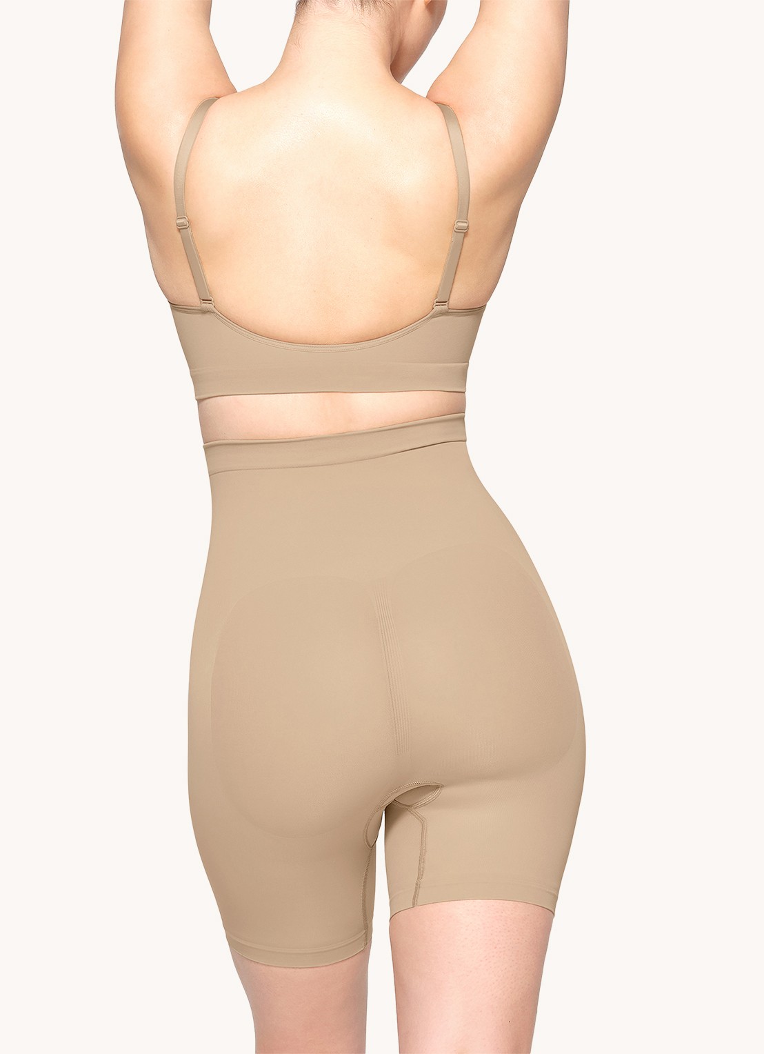SKIMS Seamless Sculpt mid waisted corrigerende short - achterkant 3 beige