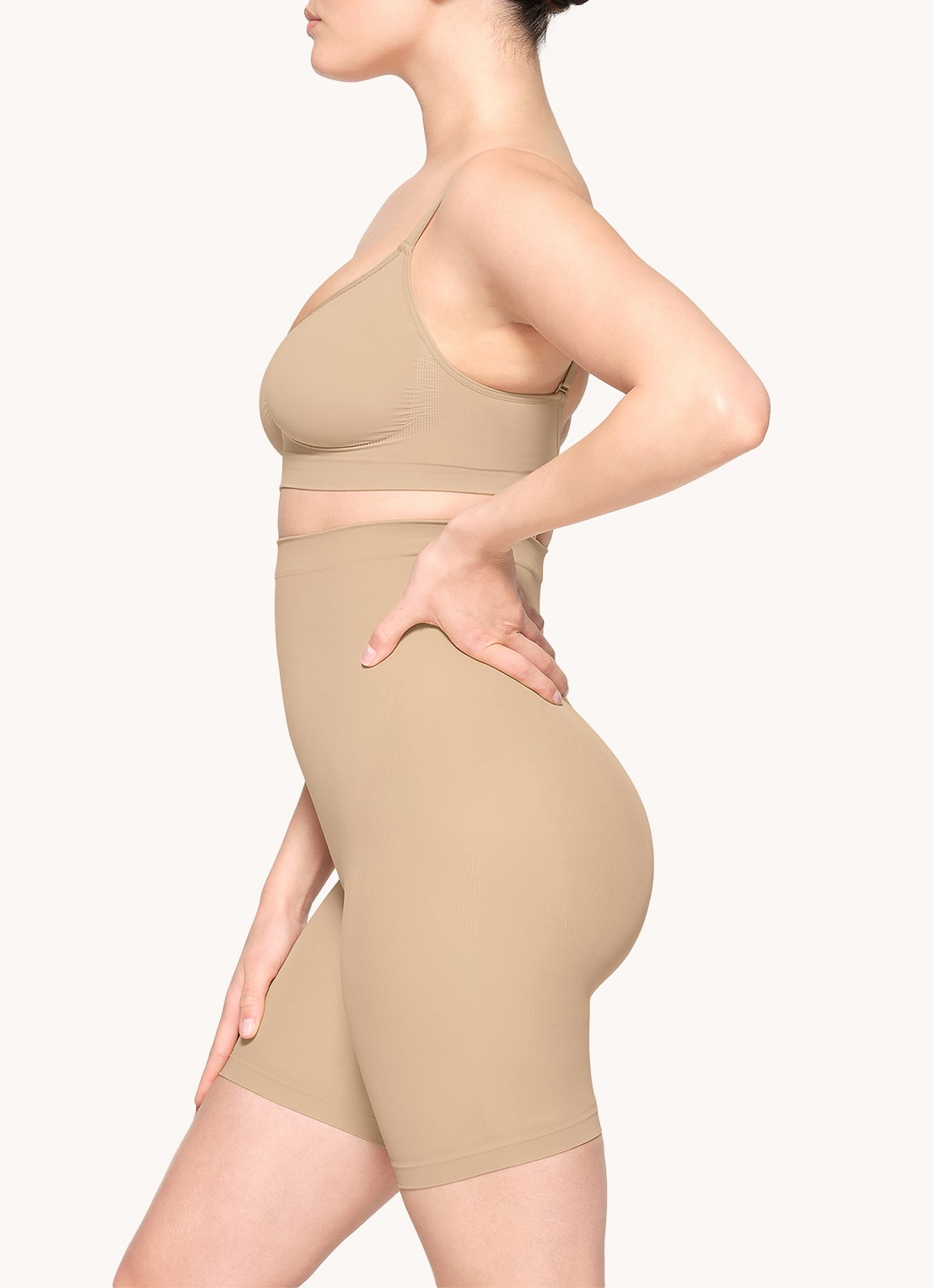 SKIMS Seamless Sculpt mid waisted corrigerende short - detail 2 beige