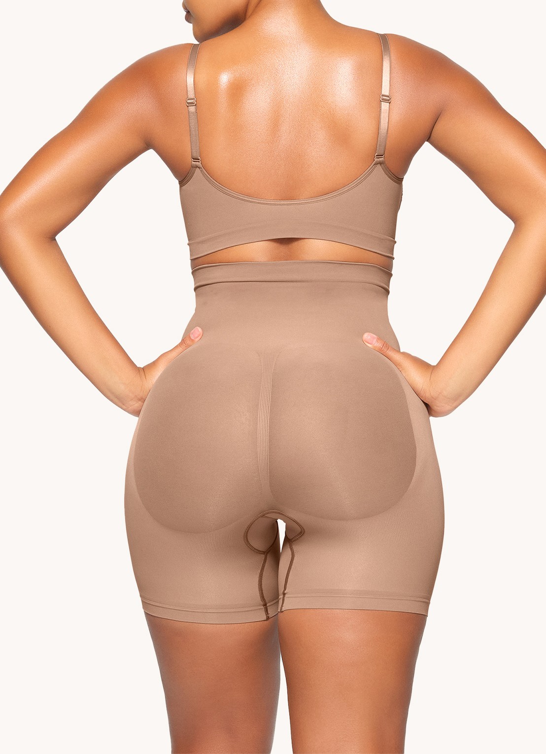 SKIMS Seamless Sculpt mid waisted corrigerende short - achterkant 3 lichtbruin
