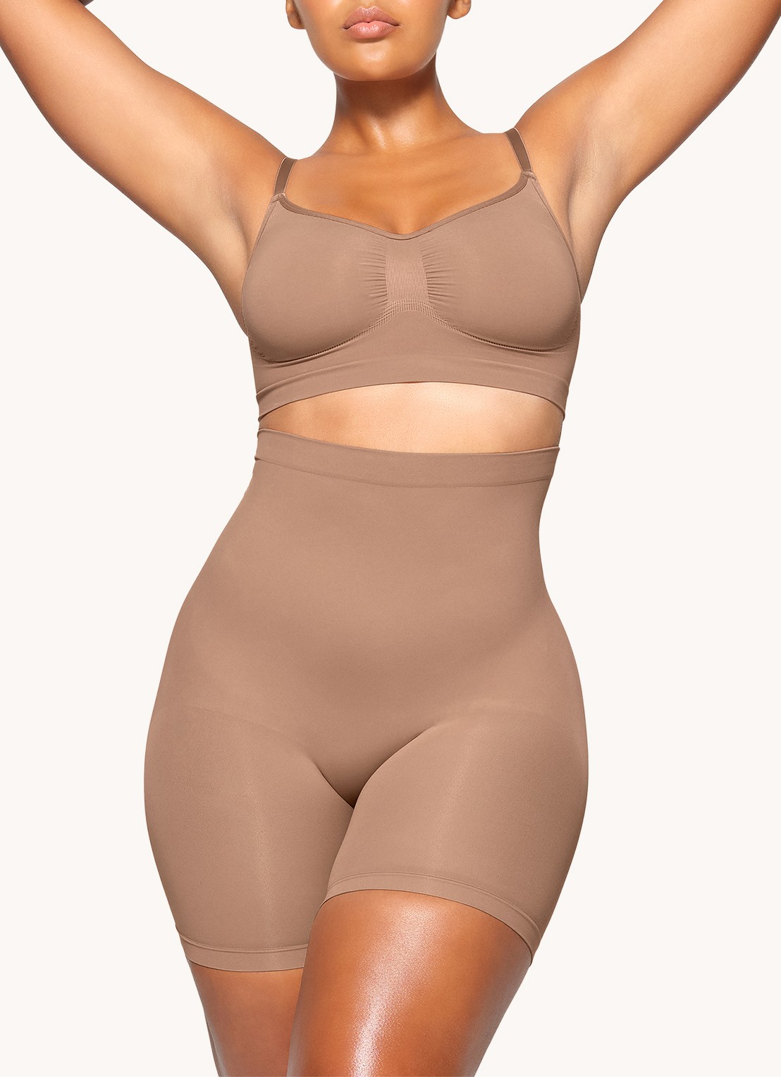 SKIMS Seamless Sculpt mid waisted corrigerende short - detail lichtbruin