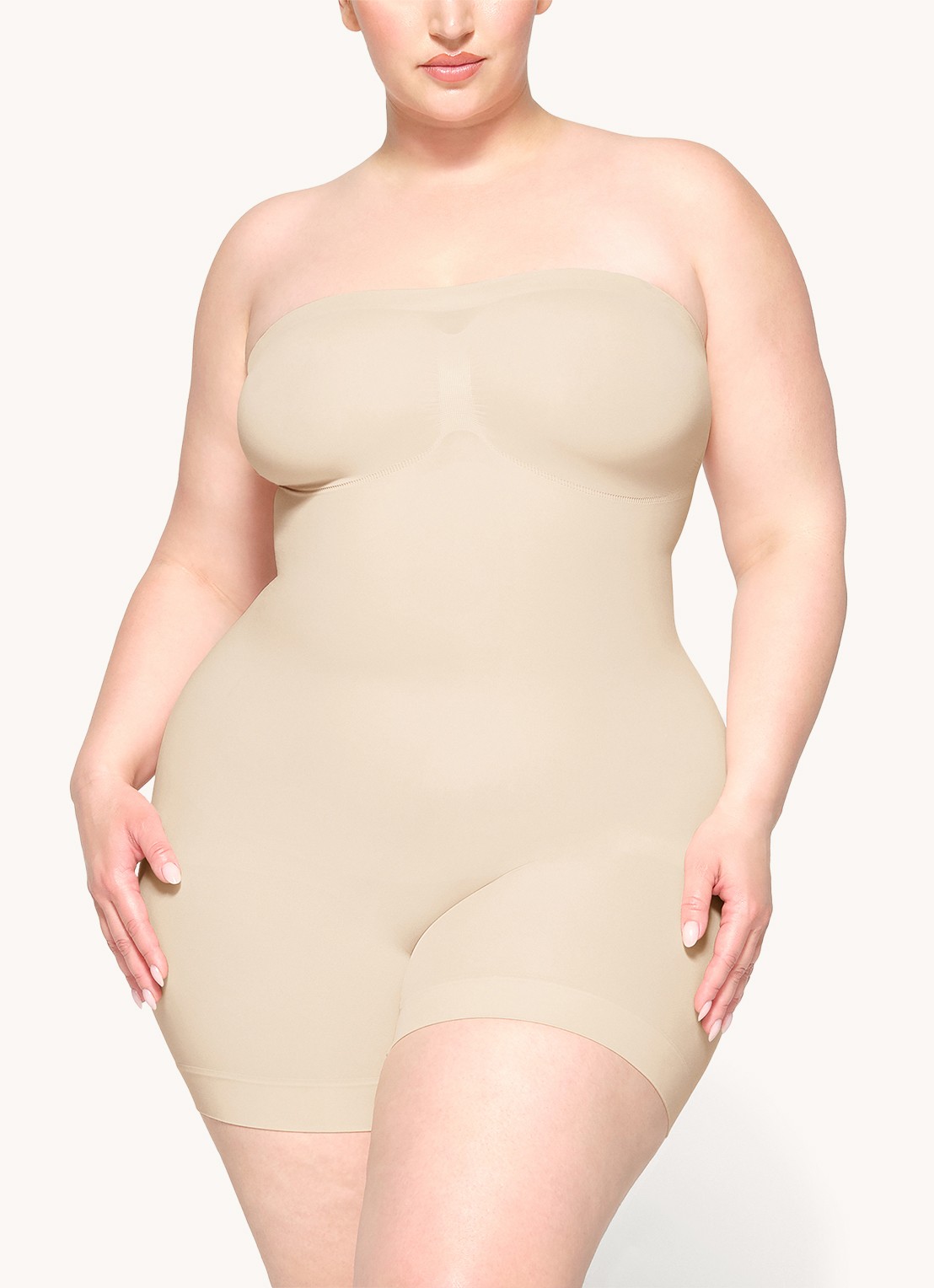 SKIMS Seamless Sculpt strapless corrigerende body - detail zand