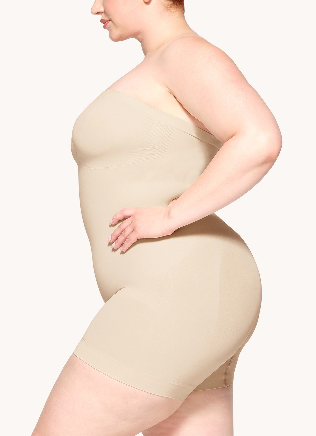 SKIMS Seamless Sculpt strapless corrigerende body - detail 2 zand