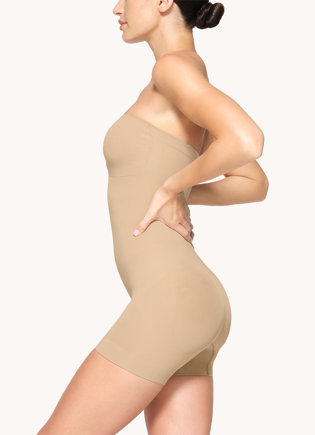 SKIMS Seamless Sculpt strapless corrigerende body - detail 2 beige