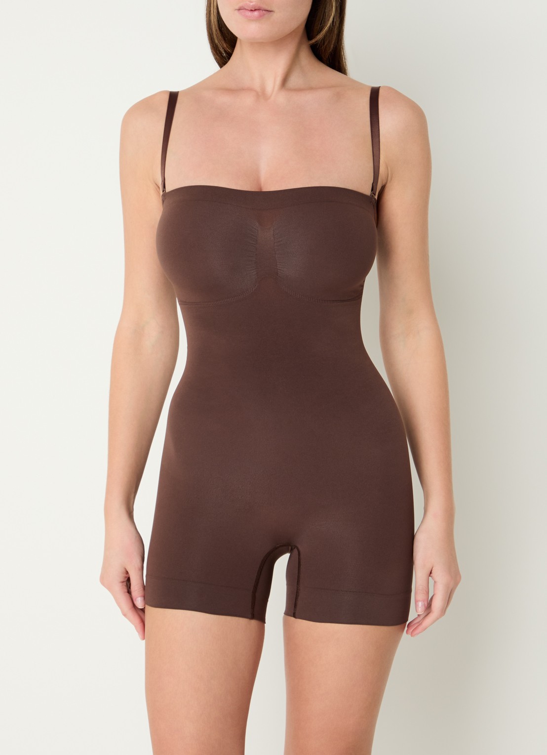 SKIMS Seamless Sculpt strapless corrigerende body - voorkant 3 chocoladebruin