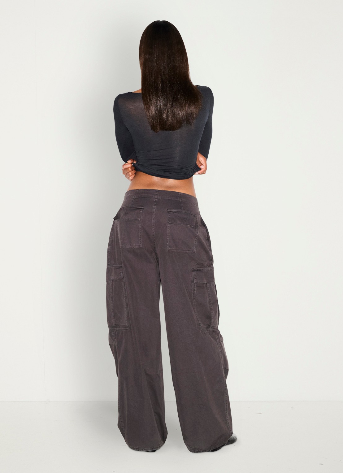 SKIMS Sheer Modal semi-transparante longsleeve in kasjmierblend - achterkant onyx