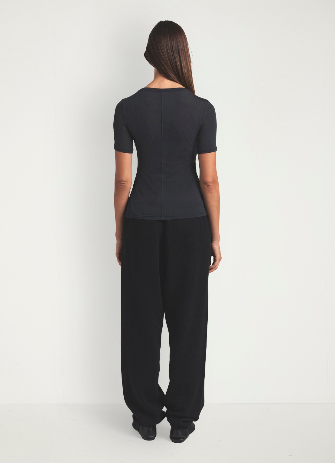 SKIMS Sheer Modal T-shirt in kasjmierblend  - achterkant onyx