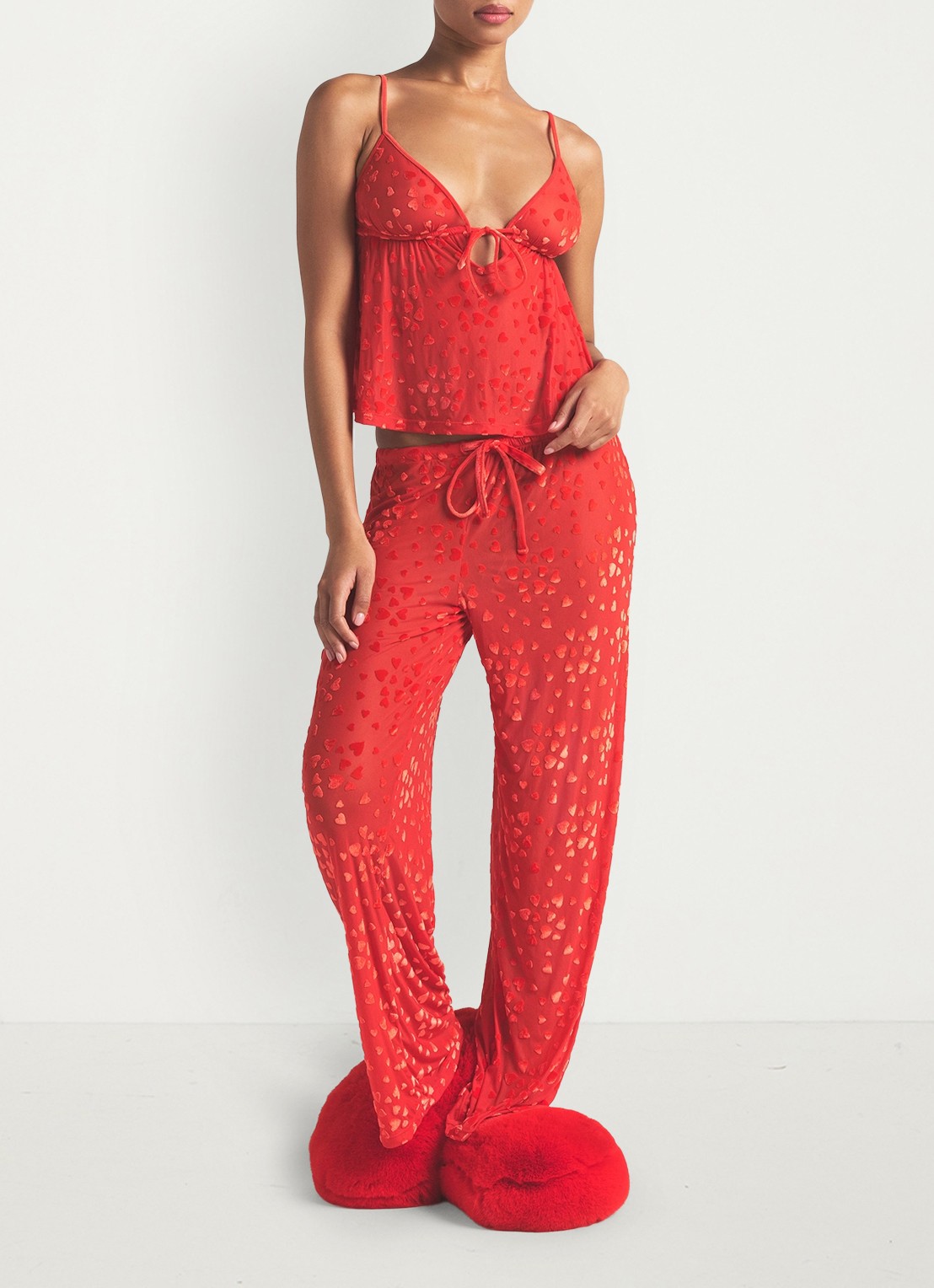 SKIMS Sheer Velvet pyjamaset met details van fluweel - voorkant 3 ruby