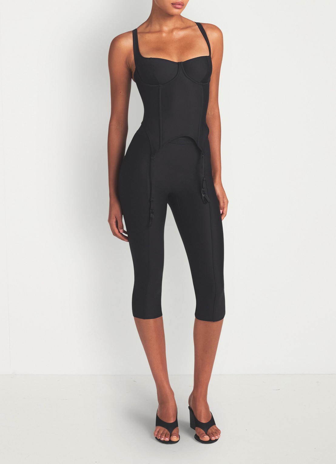 SKIMS Skims Body Corsettop met beugelondersteuning en afneembare jarretels - voorkant 3 zwart