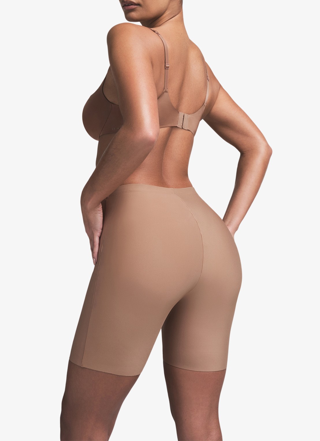 SKIMS Skims Body mid waisted corrigerende short met padding  - detail 4 beige