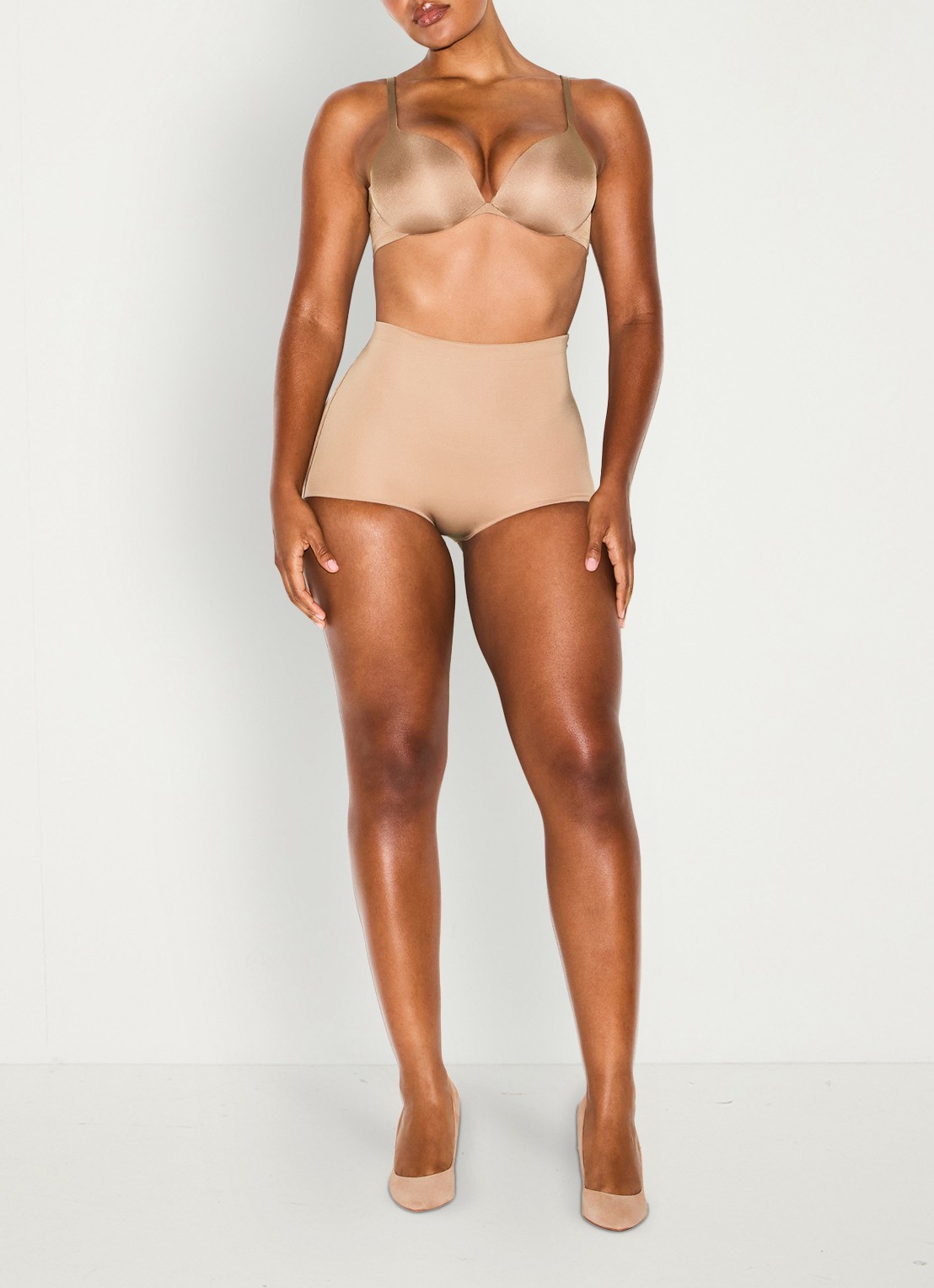 SKIMS Skims Body mid waisted slip met padding  - voorkant 2 beige