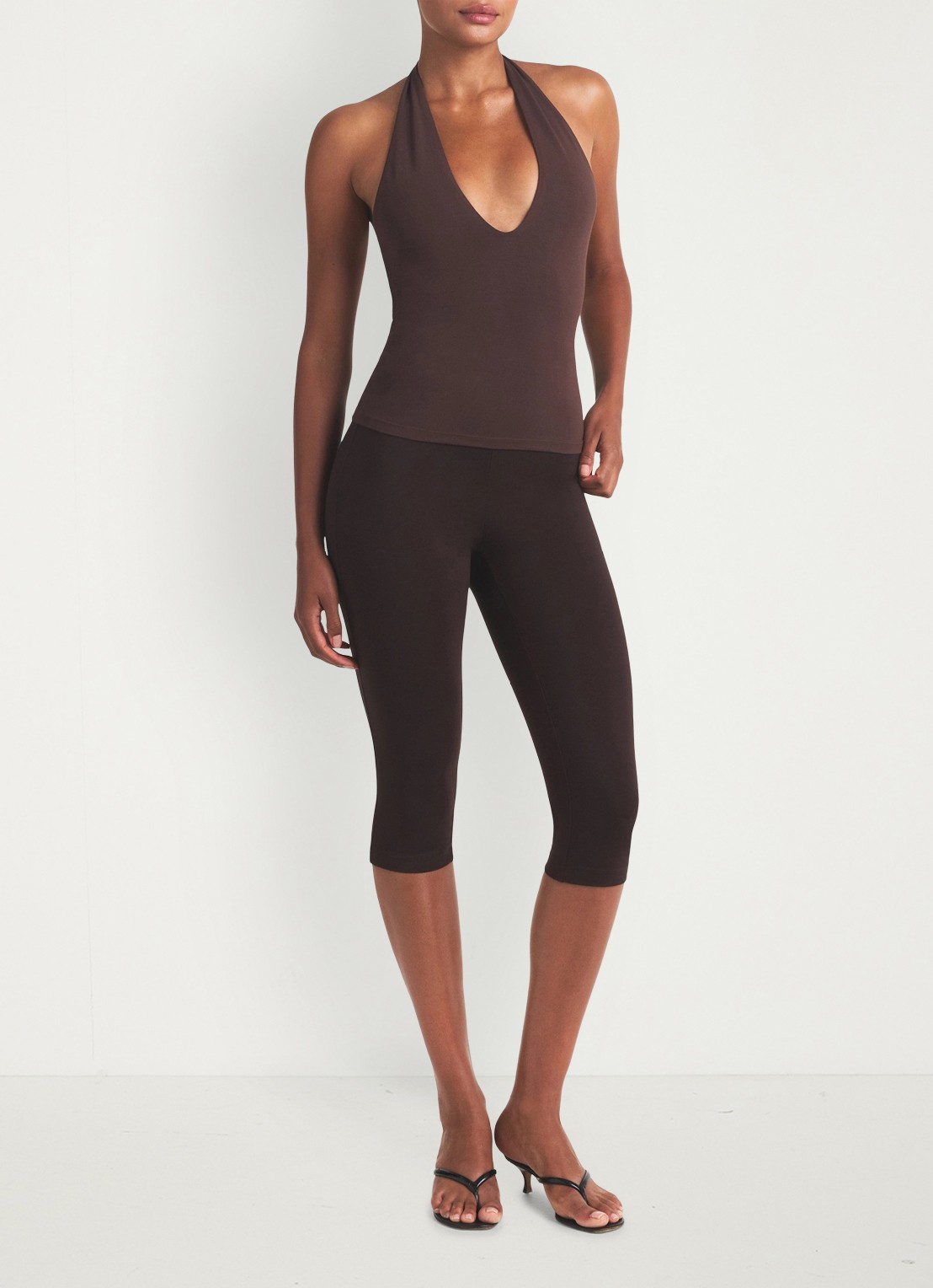 SKIMS Smooth Layers haltertop  - voorkant 2 chocoladebruin