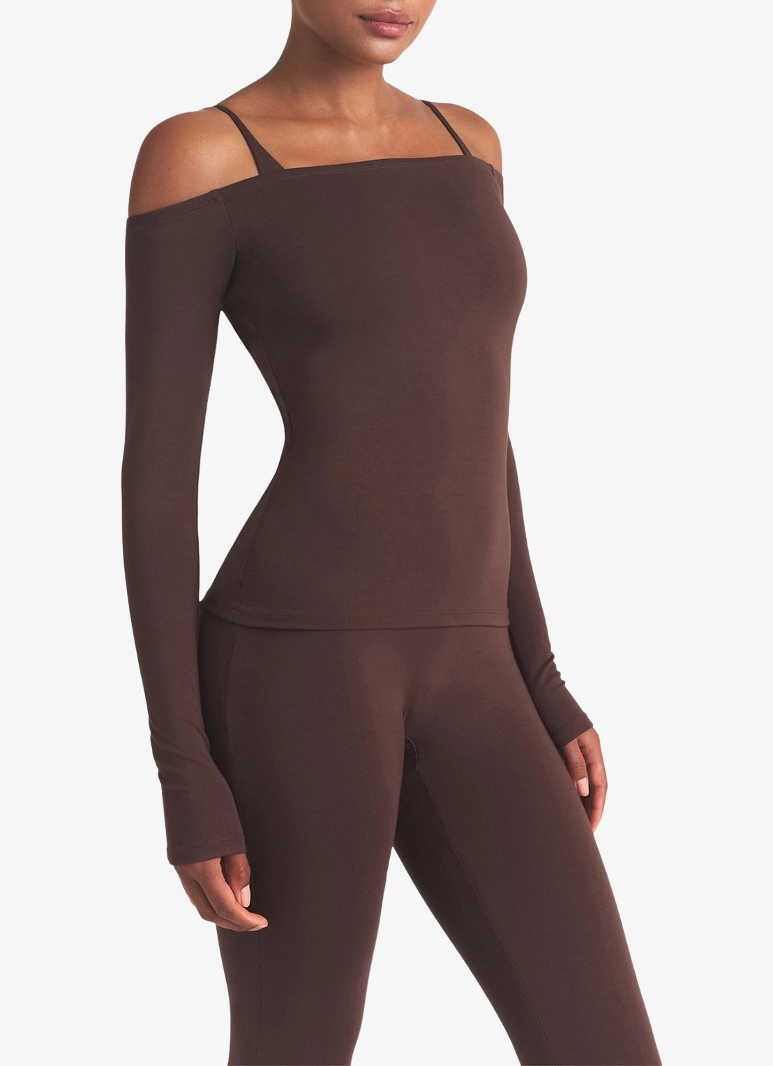 SKIMS Smooth Layers off shoulder top - detail chocoladebruin