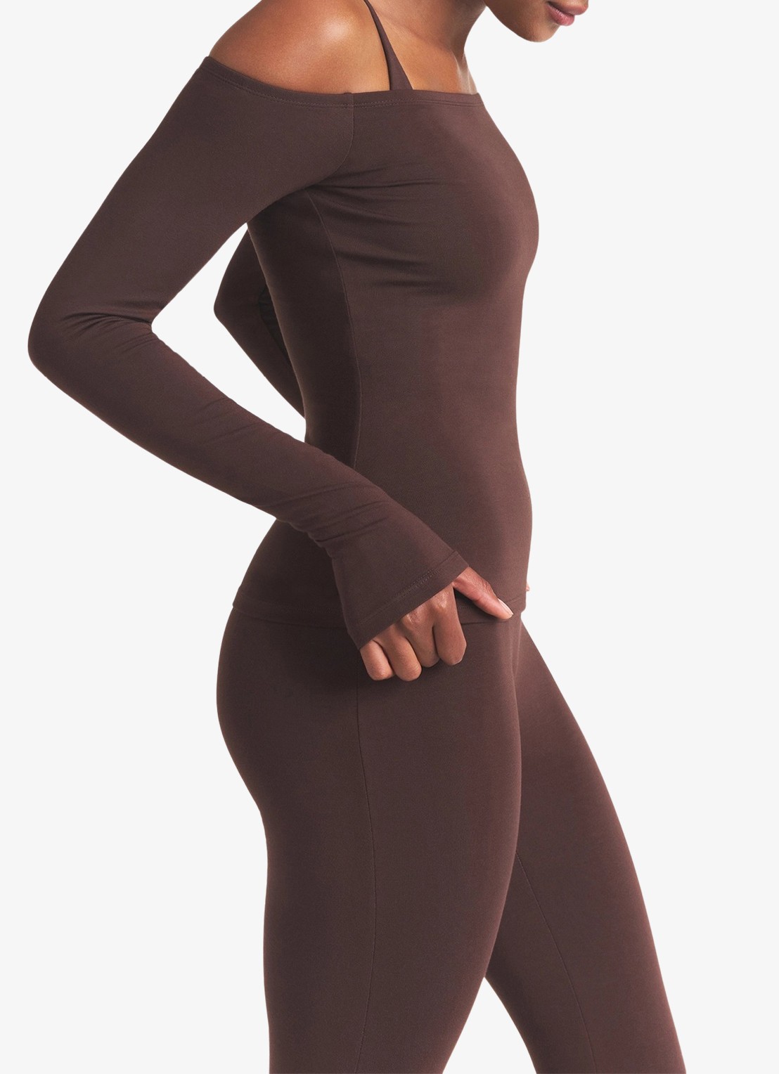 SKIMS Smooth Layers off shoulder top - detail 2 chocoladebruin
