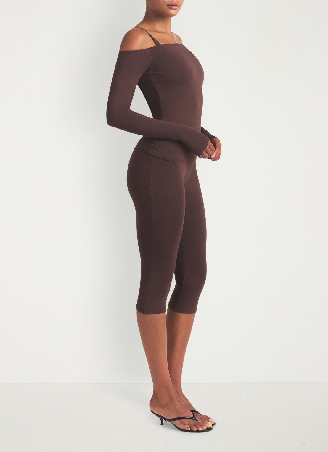 SKIMS Smooth Layers off shoulder top - voorkant 5 chocoladebruin