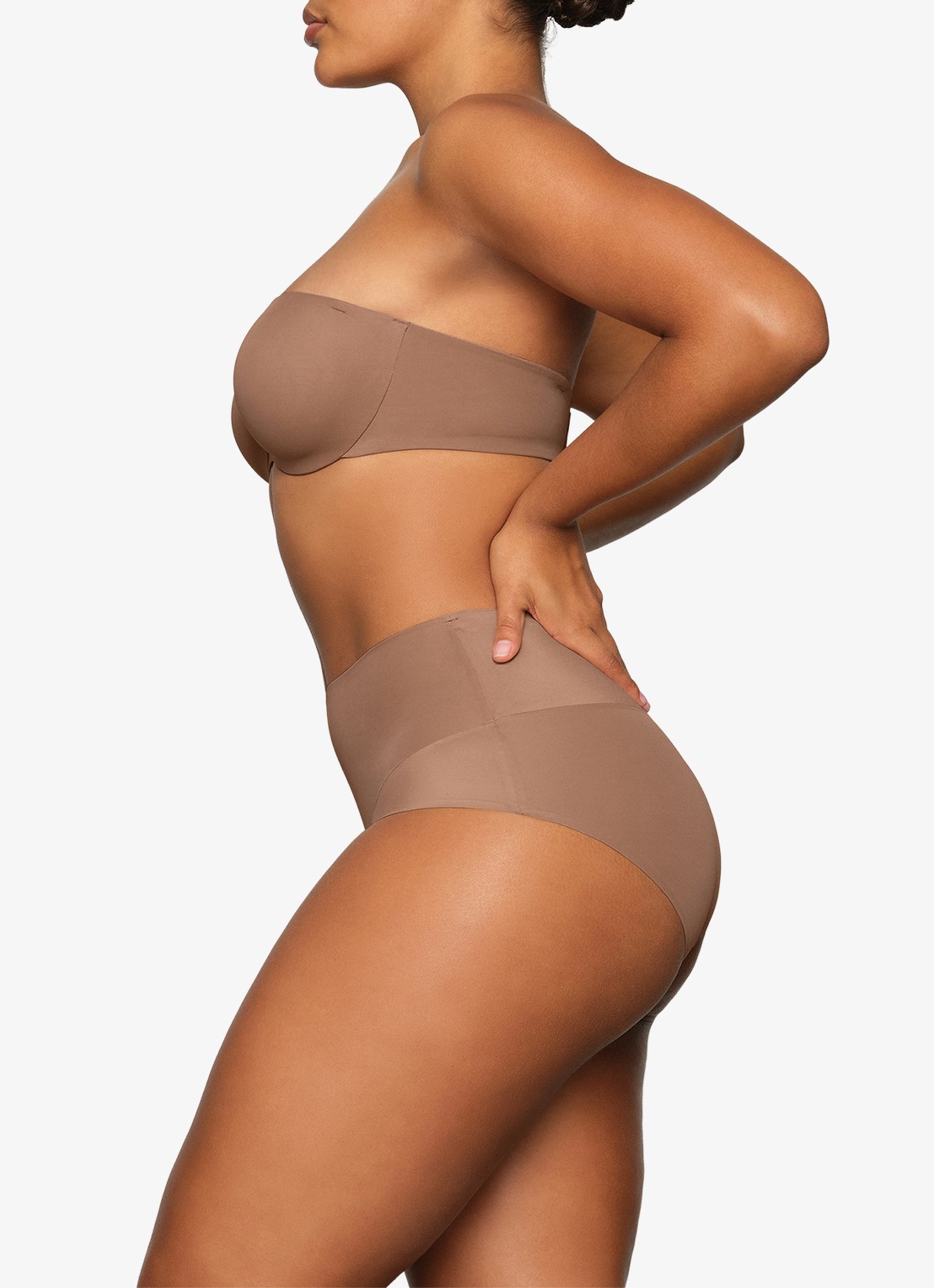 SKIMS Smoothing Intimates high waisted slip - detail 2 bruin
