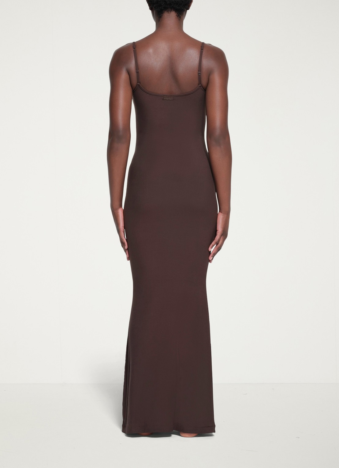 SKIMS Soft Lounge maxi jurk met ribstructuur - achterkant 2 donkerbruin