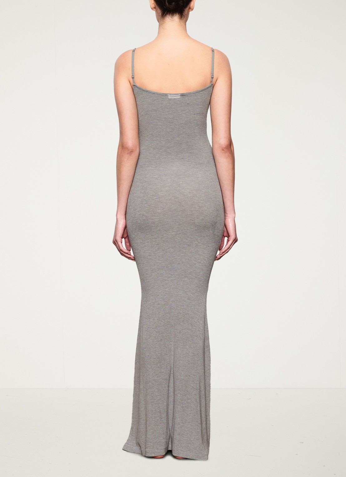 SKIMS Soft Lounge maxi jurk met ribstructuur - achterkant 2 grijsmele