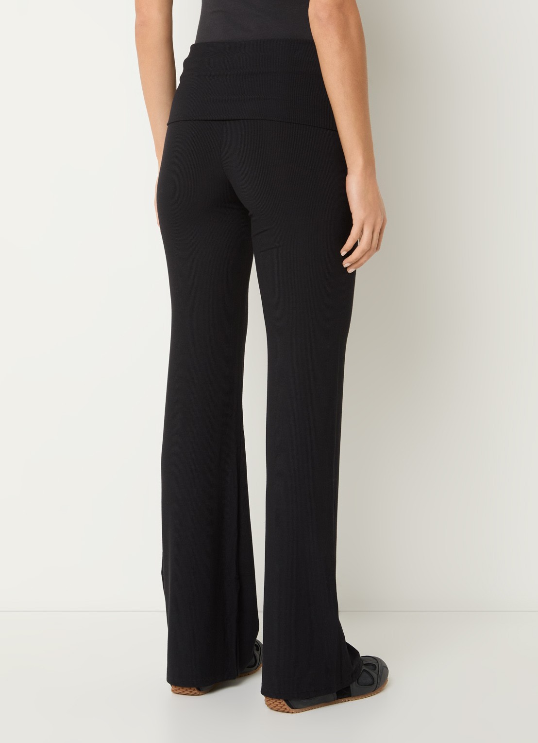 SKIMS Soft Lounge mid waist flared loungebroek - achterkant zwart