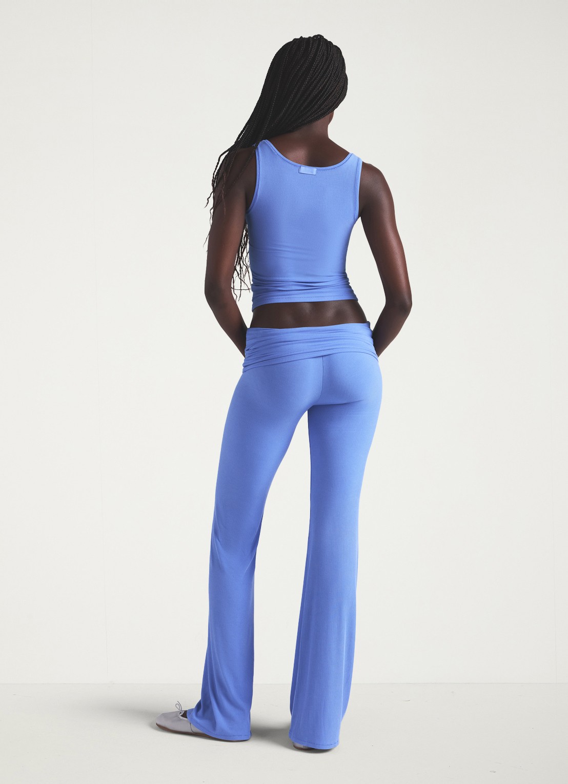 SKIMS Soft Lounge mid waist flared loungebroek - detail 5 violet
