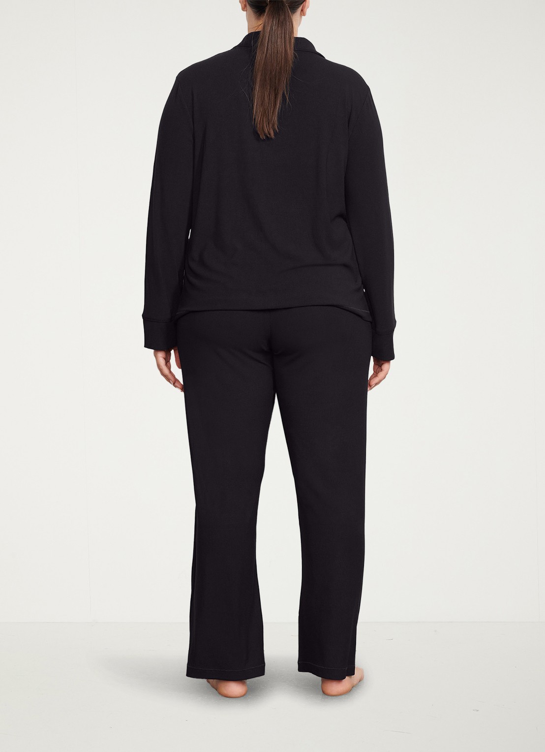 SKIMS Soft Lounge pyjamaset met borstzak en ribstructuur - achterkant 2 zwart