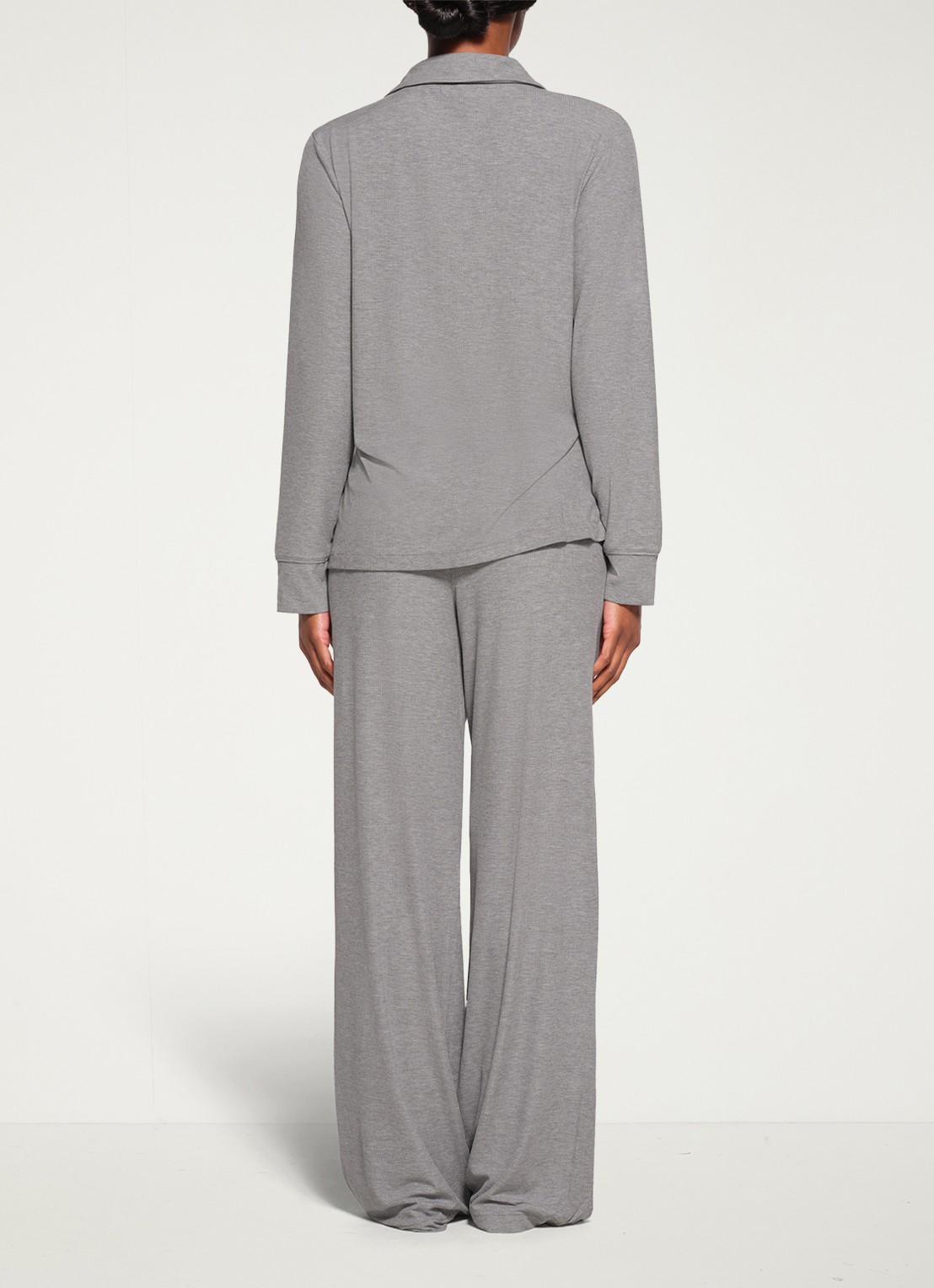 SKIMS Soft Lounge pyjamaset met borstzak en ribstructuur - achterkant grijsmele