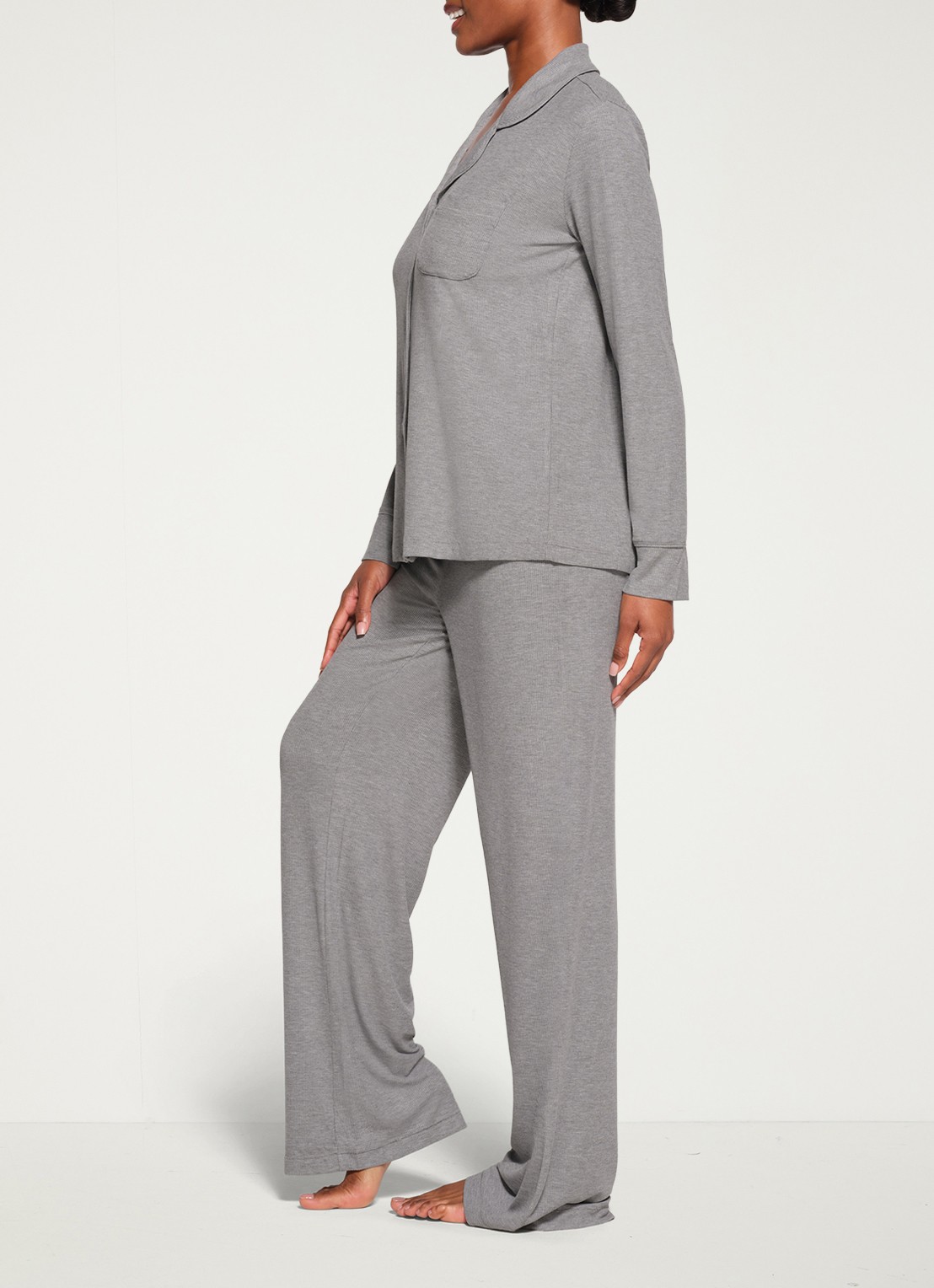 SKIMS Soft Lounge pyjamaset met borstzak en ribstructuur - detail 3 grijsmele